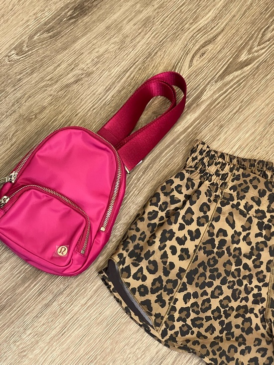 Lululemon Everywhere Sling Bag 2L Berry Rumble Gold Hardware Accents NWT - Picture 4 of 5